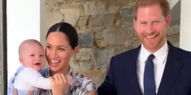 So goldig! Erster Auftritt von Archie in Afrika