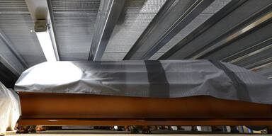 Frau lebendig im Sarg: Nun ist sie tot