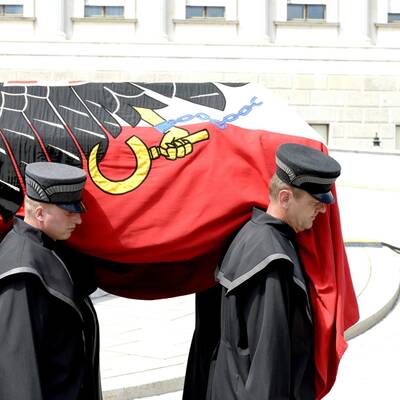 Der Sarg wird aus dem Hohen Haus gebracht