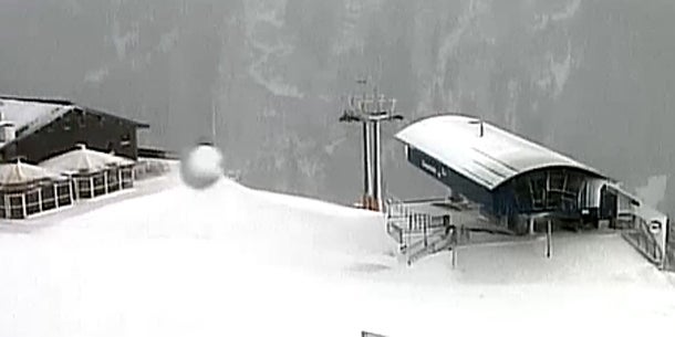 Schnee-Crash: Bus stürzt ab