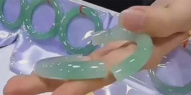 Touristin fällt in Ohnmacht, als sie ihren Riesenfehler bemerkt