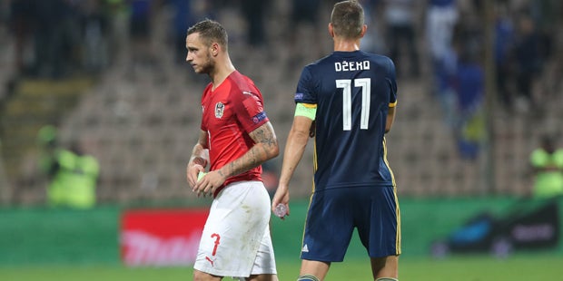 Eklat: Dzeko spuckt Schiri an & fliegt vom Platz