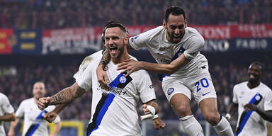 Bei Inter Mailand Team-Kollegen, &Ouml;sterreichs Marko Arnautovic (li.) & T&uuml;rkeis Hakan Calhanoglu.