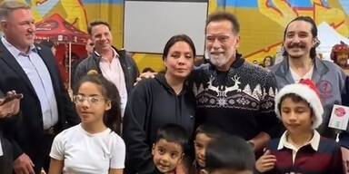 Arnie sorgt als Weihnachtsengel für Strahlen