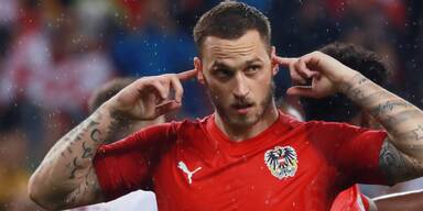 Jubel-Geste: Wen Arnie wirklich meinte