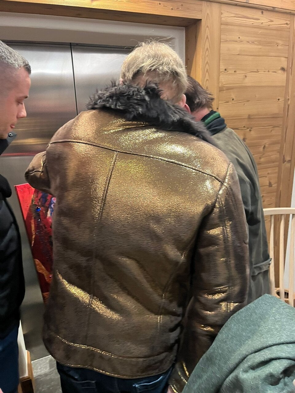 Daniel Marshall übergibt Arnie das Bild