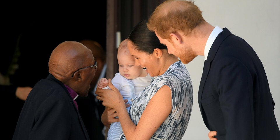 So goldig! Erster Auftritt von Archie in Afrika