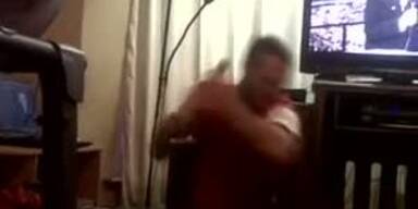 Arsenal-Fan zuckt v&ouml;llig aus