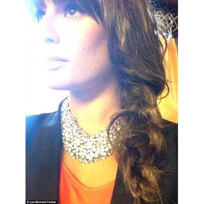 Lea Michele zeigt Bein