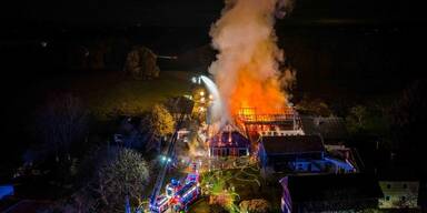Bauernhof in Flammen: 270 Florianis im Einsatz