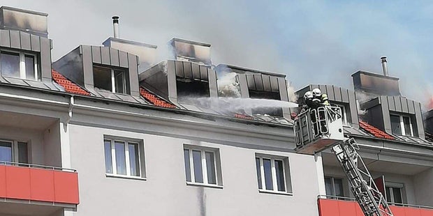 Dachbrand in Mehrparteienhaus - Fünf Verletzte