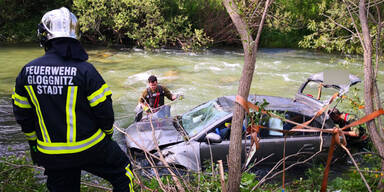 Lenker kam von Stra&szlig;e ab - Feuerwehren zogen Pkw aus Schwarza