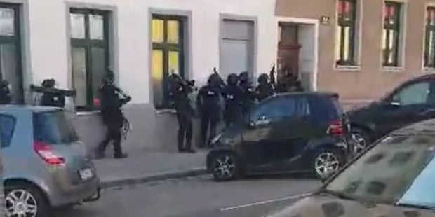 Alkoholisierter schoss bei Verfolgungsjagd aus Autofenster