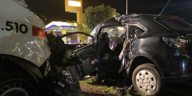 unfallstelle von crash mit rettungswagen