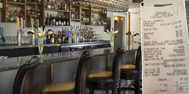Mann bestellt ein Bier  - und gibt 3.000 Dollar Trinkgeld