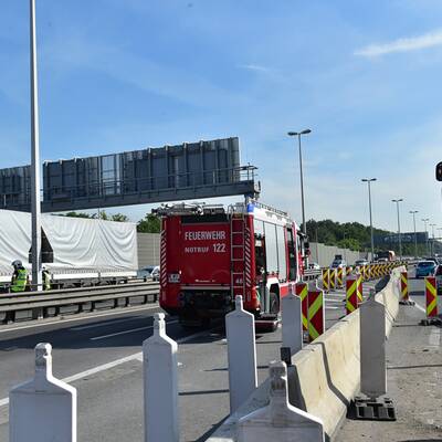 Lkw-Unfall legt A23 lahm