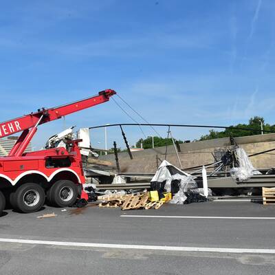 Lkw-Unfall legt A23 lahm