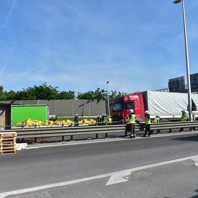 Lkw-Unfall legt A23 lahm