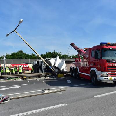 Lkw-Unfall legt A23 lahm