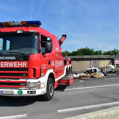 Lkw-Unfall legt A23 lahm