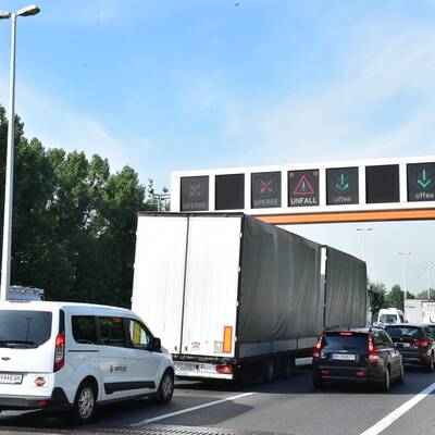 Lkw-Unfall legt A23 lahm