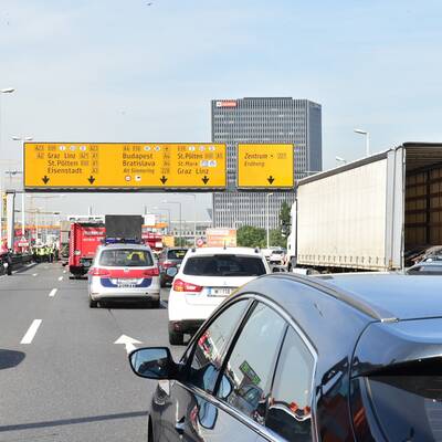 Lkw-Unfall legt A23 lahm