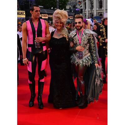 Die Stars treffen am roten Teppich des Life Ball 2014 ein
