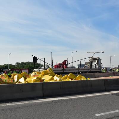Lkw-Unfall legt A23 lahm