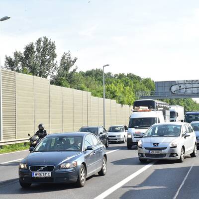 Lkw-Unfall legt A23 lahm