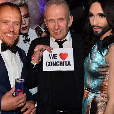 Stars und glamouröse Kostüme am Life Ball