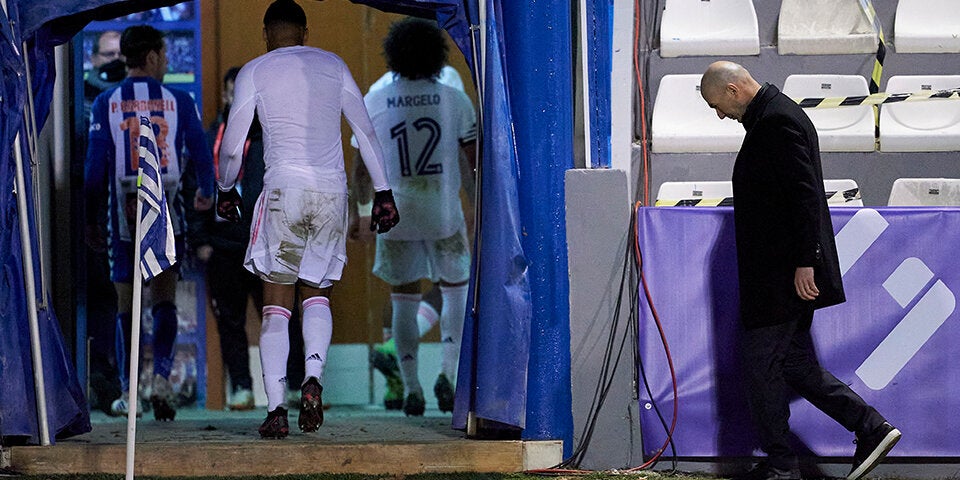 Hängende Köpfe: Zidane & Co. auf dem Weg in die Kabine