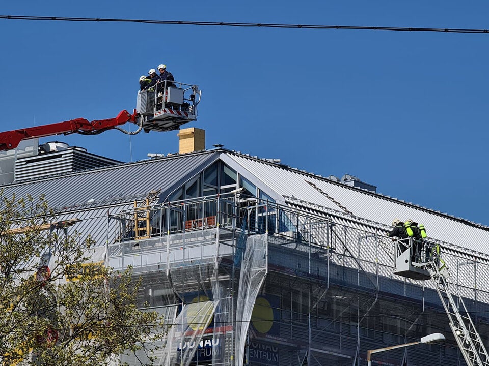 Dachbrand im Wiener Donauzentrum: Floriani verletzt