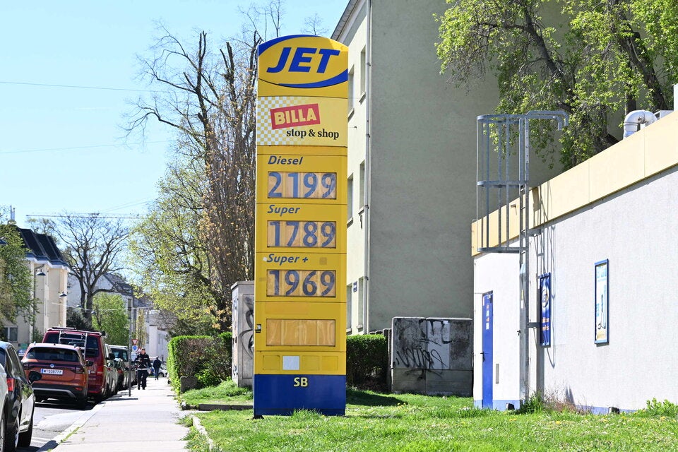 Selbst Diskonter kratzen an 2,20 Euro pro Liter Diesel. Jet-Tankstelle im Westen Wiens.