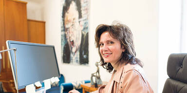 Sexy Anw&auml;ltin legt nach: &bdquo;Gibt auch Fotos von vorn&ldquo;