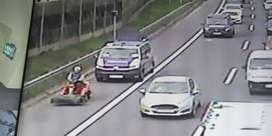 Rasenmähertraktor auf der Autobahn