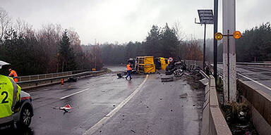 "Gefahrengut"-Lkw kippt: A10 gesperrt