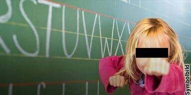 7-J&auml;hrige schl&auml;gt und bei&szlig;t Lehrerin krankenhausreif