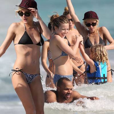 Urlaubs-Wonne: Ashlee Simpson plantscht mit Sohn auf Hawaii