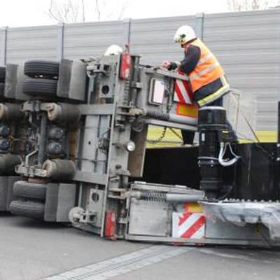 LKW mit Prater-Attraktion umgestürzt