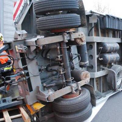 LKW mit Prater-Attraktion umgestürzt