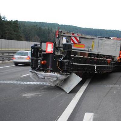 LKW mit Prater-Attraktion umgestürzt