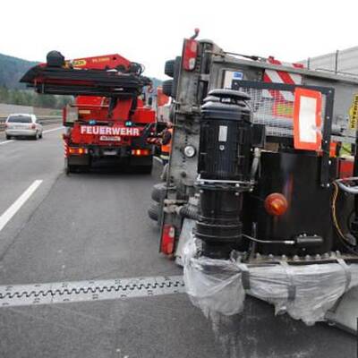 LKW mit Prater-Attraktion umgestürzt