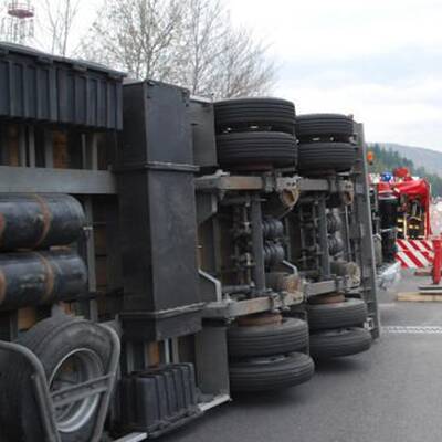 LKW mit Prater-Attraktion umgestürzt