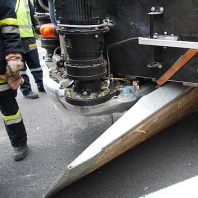 LKW mit Prater-Attraktion umgestürzt