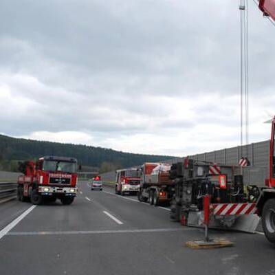 LKW mit Prater-Attraktion umgestürzt