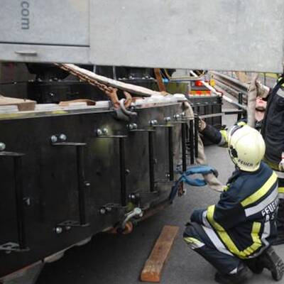 LKW mit Prater-Attraktion umgestürzt