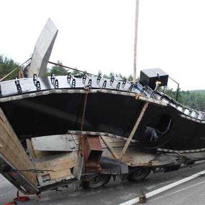 LKW mit Prater-Attraktion umgestürzt