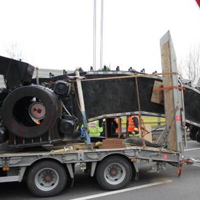 LKW mit Prater-Attraktion umgestürzt