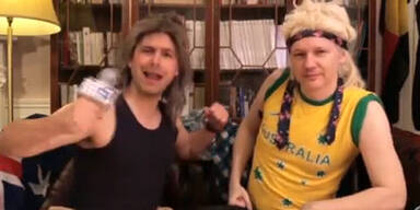 Assange mit Vokuhila singt 80er-Kult-Hit