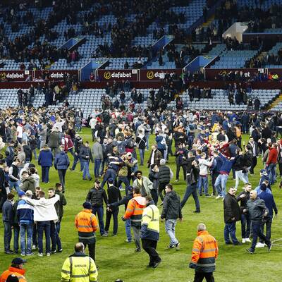 Platzsturm der Aston Villa-Fans